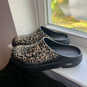 OOFOS OOcloog in Limited Edition Leopard Print Women’s Size 8 | Men’s Size 6